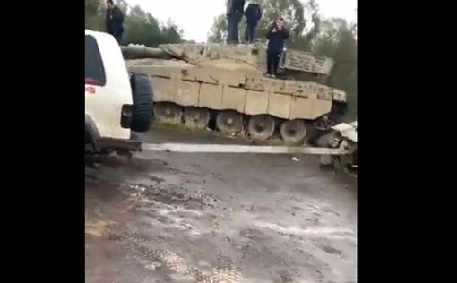 Видео: Израильские арабы пытаются увезти танк