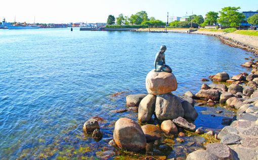 Вандалы разрисовали статую русалки в Дании в цвета российского флага