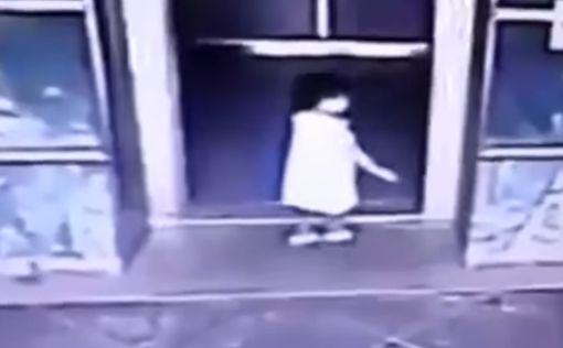 Мать пинком спасла дочь от смерти в лифте