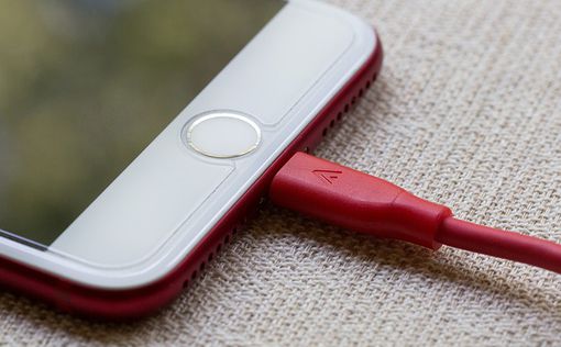 Спать возле телефона на зарядке смертельно опасно: заявление от Apple