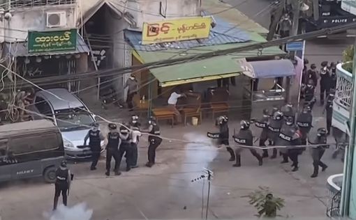 В Мьянме военные расстреляли протестующих из боевого оружия