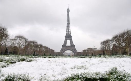 Первый за зиму снег выпал в Париже