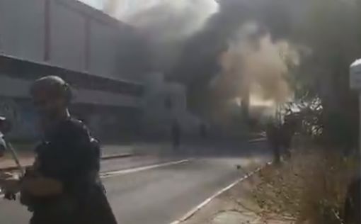Попадание ракеты в завод в Сдероте: возник пожар