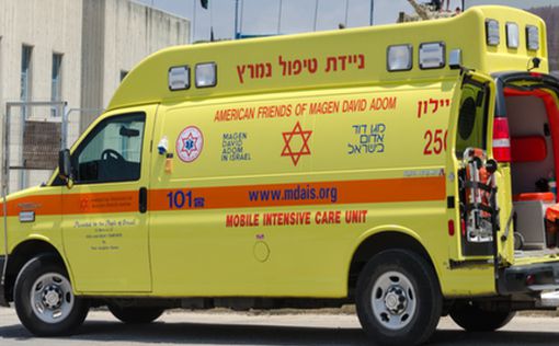 В Тель-Авиве таксист въехал в столб