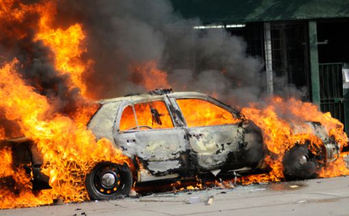 Новый год во Франции: вместо бенгальских огней жгли машины