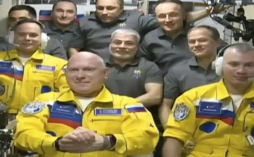 The Guardian: российские космонавты в скафандрах цвета украинского флага