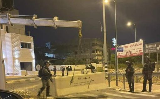 Силы безопасности блокируют бетонными блоками улицы Акко