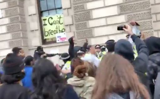 Полиция сбежала от участников протеста в Лондоне
