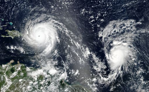 В Атлантическом океане сформировались сразу три урагана