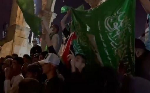 Флаги ХАМАСа на Храмовой Горе, арабы в масках атакуют полицейских