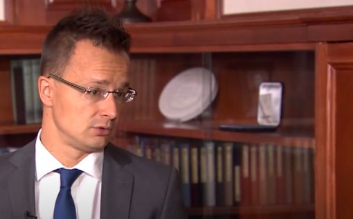 Министр Сийярто заявил о давлении из-за Спутник V