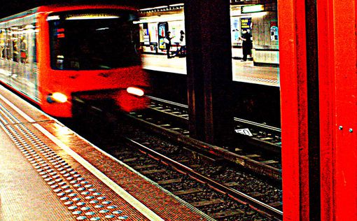 В Брюсселе женщину специально толкнули на рельсы в метро