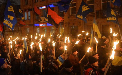 В Украине устроили факельное шествие