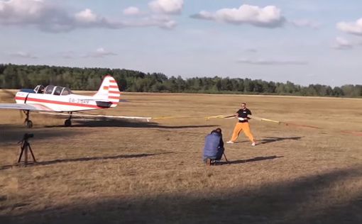 Белорусский богатырь удержал руками 2 взлетающих самолета