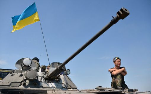 Террористы обстреливают Донецк из танков под флагами Украины