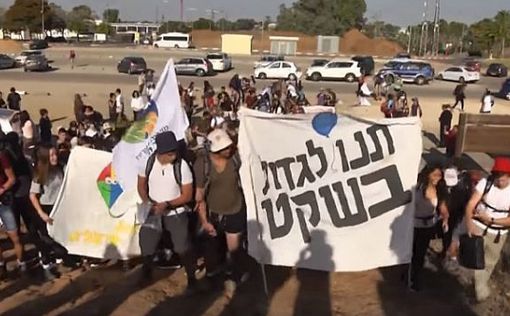 Старшеклассники с пограничных территорий на марше у Кнессета