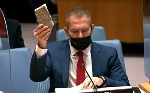 Посол Израиля размахивал в Совбезе ООН огромным камнем