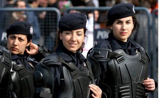В Турции женщинам-полицейским разрешили носить хиджабы