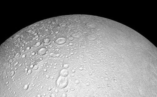 Ученые нашли на спутнике Сатурна снеговика