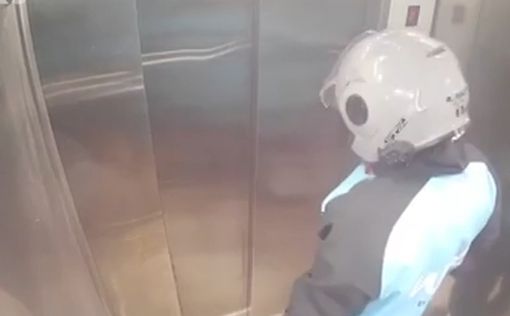 Тель-Авив: Курьера Walt уволили за то, что помочился в лифте