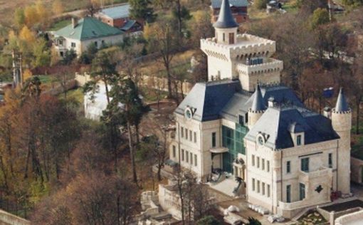 Алла Пугачева продает свой замок в деревне Грязь