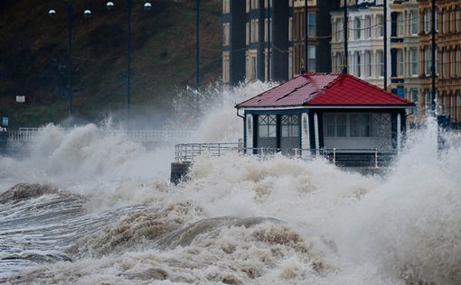 Великобритания во власти мощных ливней и ураганов