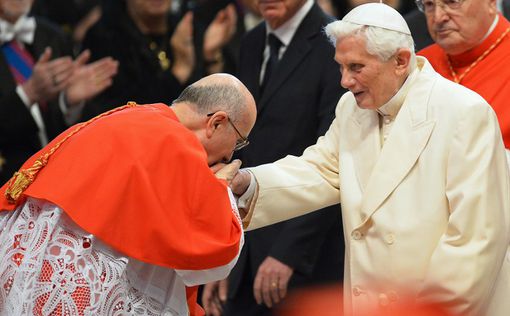 Бенедикт XVI отрицает, что его принудили к отречению