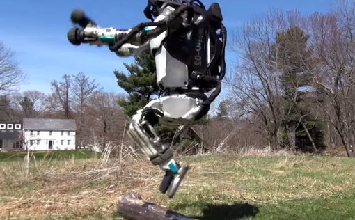 Человекоподобный робот научился бегать