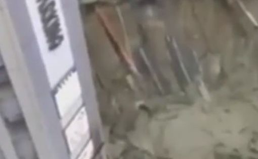 В Японии гигантская воронка проглотила целую улицу