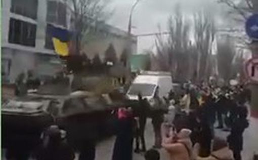 Полицейский с флагом Украины запрыгнул на едущий российский БТР
