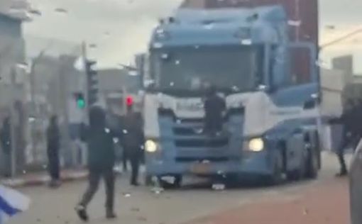 Видео: демонстранты бросались на грузовики с помощью для Газы