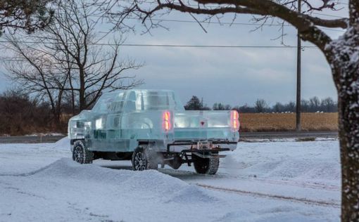 В Канаде авто из льда проехало 1,6 км на рекордной скорости