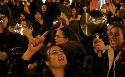 Испания: женщины встретили 8 марта с кастрюлями, половниками