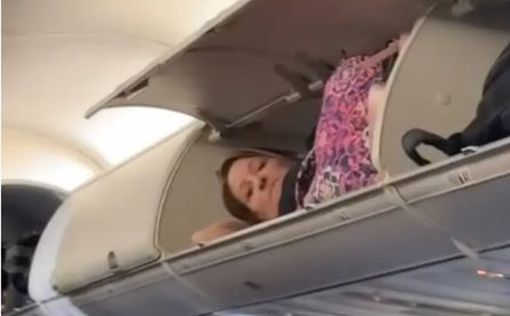 Женщину обнаружили спящей в самолете в верхних багажных отсеках в салоне