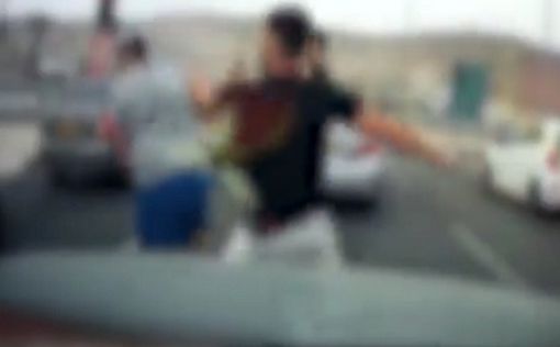 Видео: водителя жестоко избили на глазах жены и детей в Кармиэле
