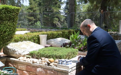 Беннет посетил могилу подполковника Эммануэля Морено | Фото: Амос Бен-Гершом, GPO