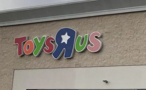 Гигант Toys R Us закрывает все магазины в Америке