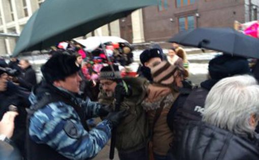 Полиция Москвы задержала людей за открытые зонты