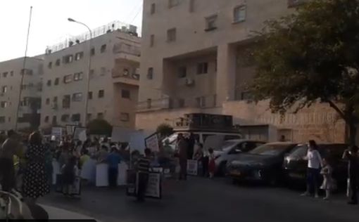 Родственники хасидов митингуют под домом главы МВД Израиля