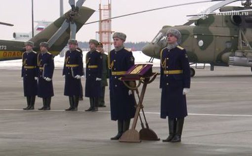 Потеряв седьмой самолет за неделю, Путин подарил летчикам икону