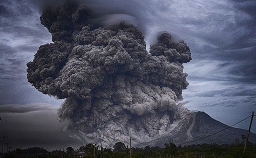 В Индонезии люди спасаются бегством от проснувшегося вулкана (видео)