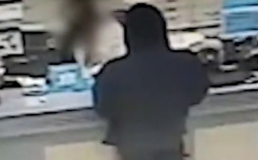Видео ограбления банка в Хайфе: преступника выдала записка