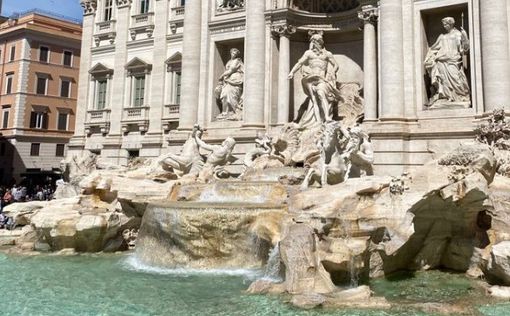 В Риме экоактивисты вылили черную краску в фонтан Треви