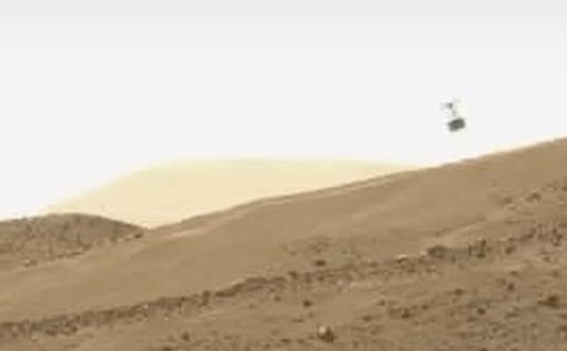НАСА опубликовало кадры полета марсианского вертолета над инопланетной пустыней