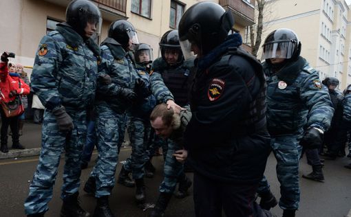 Массовые задержания возле суда в Москве