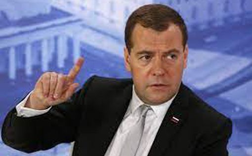 Медведев заявил, что Украина "бесцеремонно садится на шею" Европе