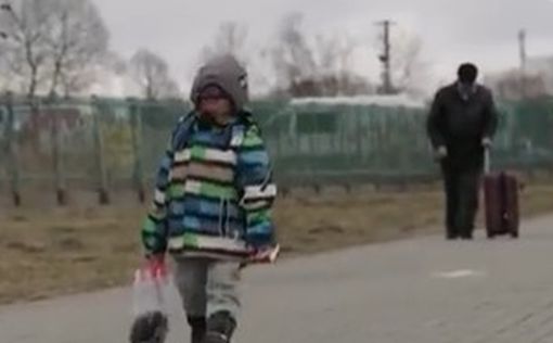 Душераздирающее видео: плачущий мальчик из Украины идет в Польшу