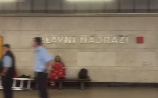 В Праге в метро людям на головы обвалилась часть потолка