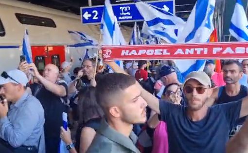 Демонстранты стягиваются на железнодорожные станции по всему Израилю