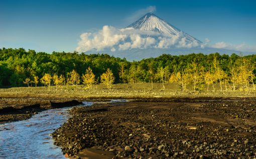 На Камчатке негодует самый высокий вулкан Евразии